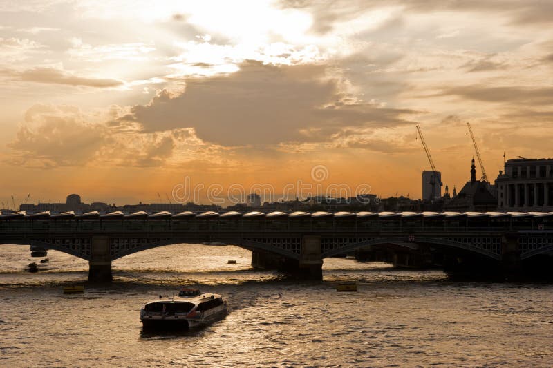 Painéis solares na ponte de Blackfriars em Londres imagens de stock Painéis solares na ponte de Blackfriars em Londres imagens de stock