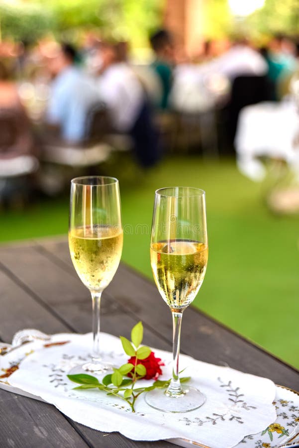 https://thumbs.dreamstime.com/b/pair-champagne-glasses-tray-to-celebrate-love-couple-pair-champagne-glasses-tray-to-celebrate-love-167747991.jpg