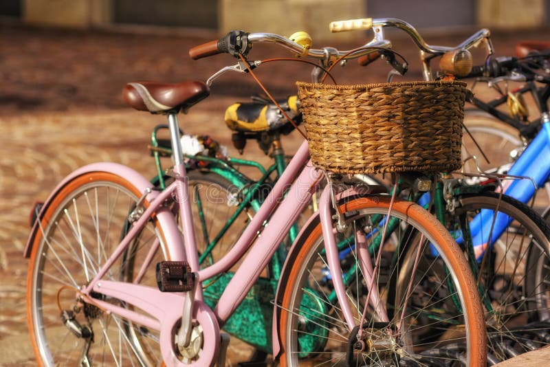 Un paio da elegante strade biciclette la città.