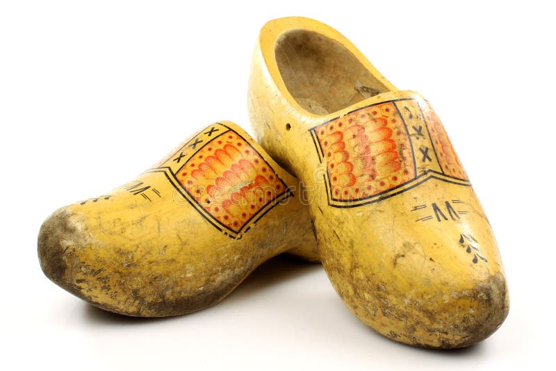 Coppia tradizionale olandese giallo scarpe di legno isolato su bianco.