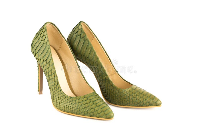 Paire de chaussures. Les paires de chaussures en cuir python élégant de talons hauts isolée sur le fond blanc