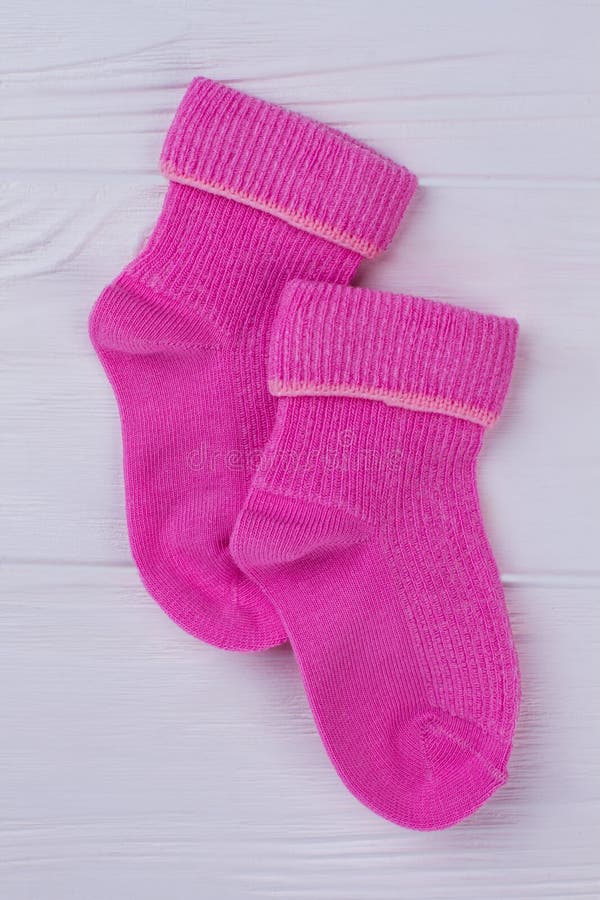 Paires de chaussettes roses d'hiver de laine pour le bébé nouveau-né photo libre de droits Paires de chaussettes roses d'hiver de laine pour le bébé nouveau-né photo libre de droits