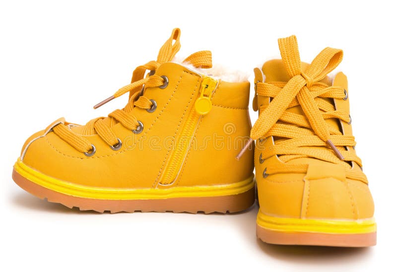 Les Chaussures Oranges Se Reposent Sur Une Plage Sablonneuse Photo