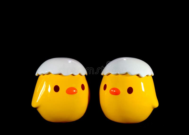Paires de jeunes oiseaux jaunes vibrants mignons Sugar Pot en céramique image libre de droits Paires de jeunes oiseaux jaunes vibrants mignons Sugar Pot en céramique image libre de droits