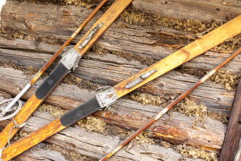 Paires de skis bruns en bois démodés photographie stock Paires de skis bruns en bois démodés photographie stock