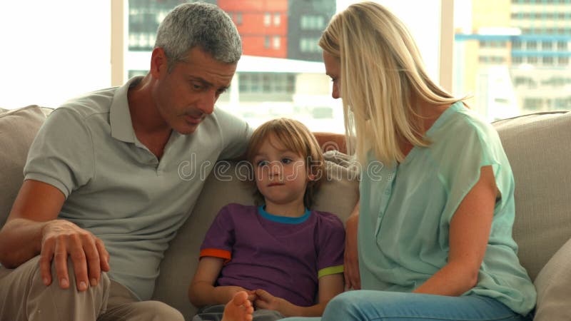 Pais felizes com seu filho video estoque