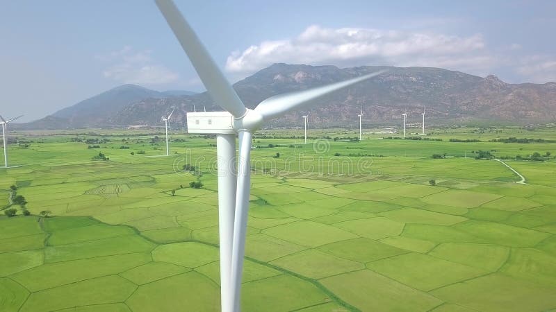 Paisagem aérea das turbinas das energias eólicas Turbina do moinho de vento que gera a energia renovável limpa no campo agrícola