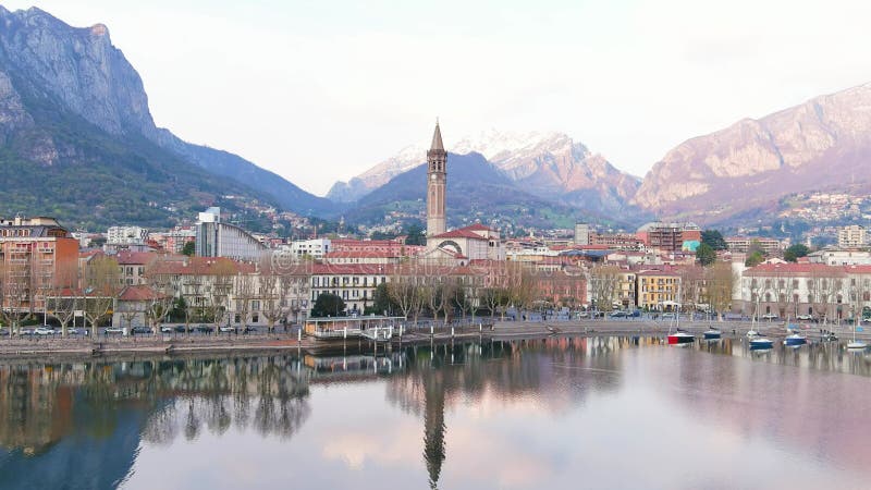 Paisagem aérea e bela paisagem solar da cidade de Lecco Lombardia Itália Europa vídeos de arquivo
