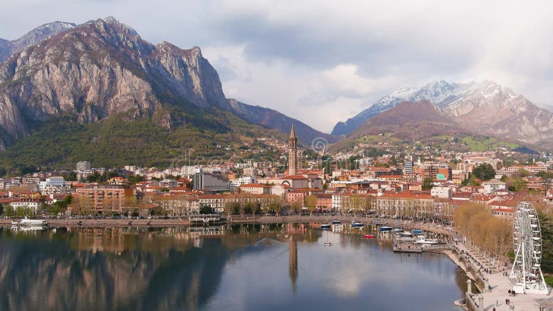 Paisagem aérea e bela paisagem solar da cidade de Lecco Lombardia Itália Europa filme