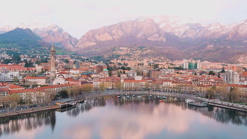 Paisagem aérea e bela paisagem solar da cidade de Lecco Lombardia Itália Europa video estoque
