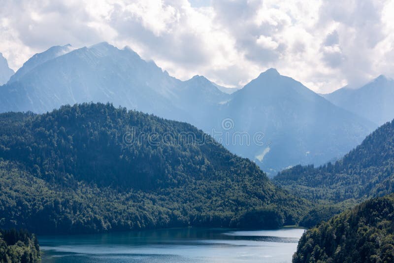 Paisagem bonita com montanhas e o lago em Alemanha foto de stock Paisagem bonita com montanhas e o lago em Alemanha foto de stock
