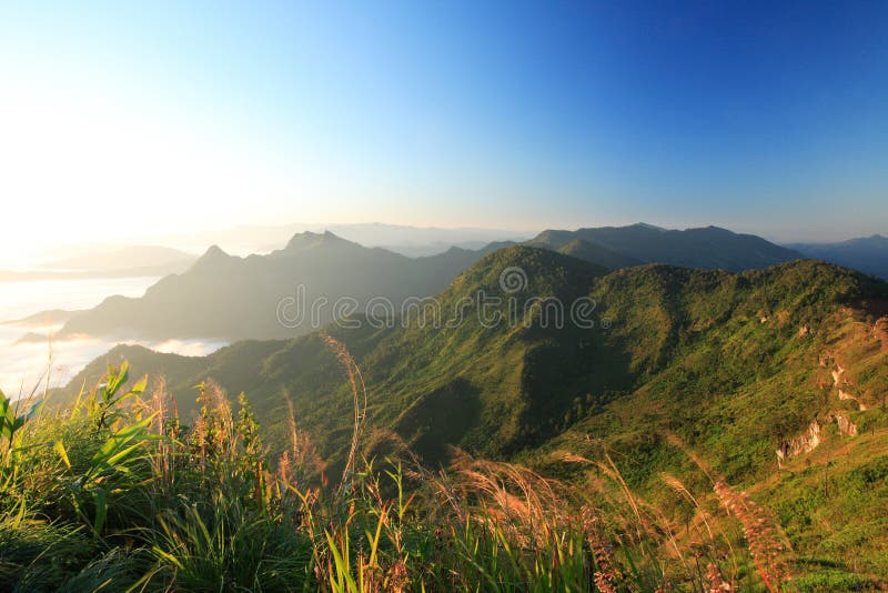 Paisagem bonita da montanha do fá do qui de Phu, Chiang Rai Thailand imagem de stock royalty free Paisagem bonita da montanha do fá do qui de Phu, Chiang Rai Thailand imagem de stock royalty free