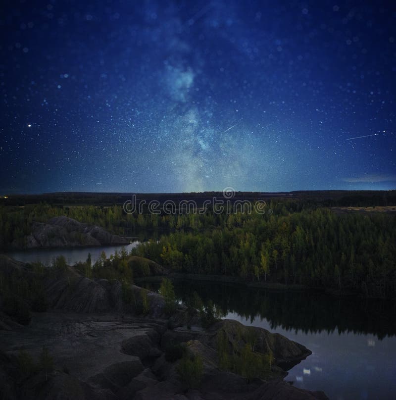 Paisagem bonita da noite, a Via Látea, as estrelas e o lago fotografia de stock Paisagem bonita da noite, a Via Látea, as estrelas e o lago fotografia de stock