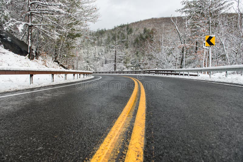 Paisagem bonita do inverno com a estrada da estrada com volta e as árvores cobertos de neve imagens de stock Paisagem bonita do inverno com a estrada da estrada com volta e as árvores cobertos de neve imagens de stock