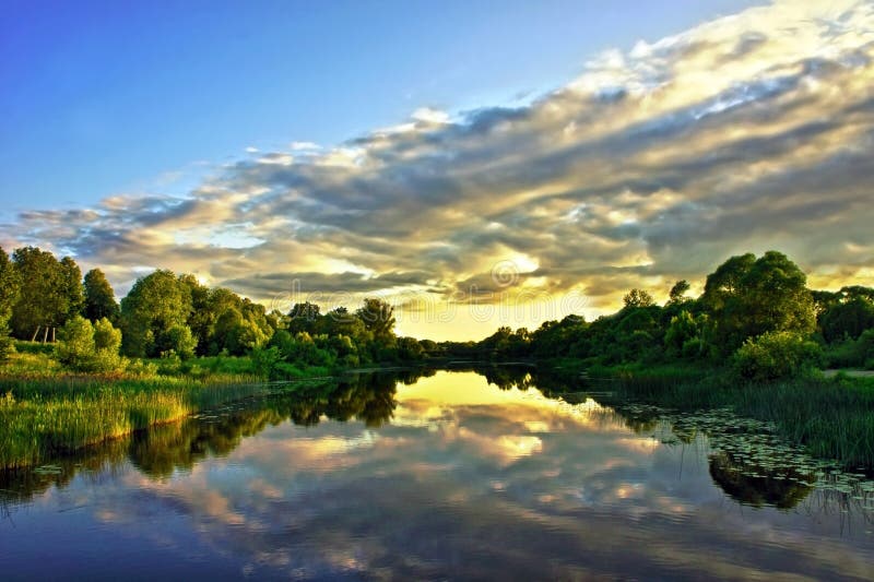 Paisagem bonita do por do sol com reflexão no céu e nas nuvens do rio fotos de stock