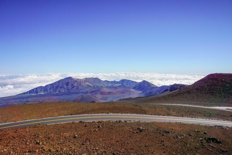Paisagem colorida do deserto no parque nacional de Haleakala, Maui, Havaí foto de stock Paisagem colorida do deserto no parque nacional de Haleakala, Maui, Havaí foto de stock