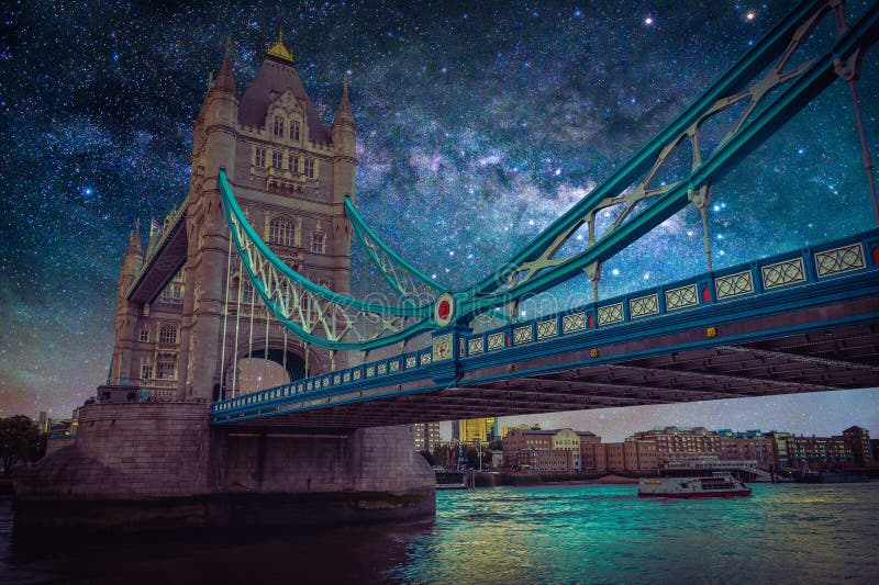 Paisagem com galáxia da Via Látea Céu noturno com as estrelas sobre a torre foto de stock Paisagem com galáxia da Via Látea Céu noturno com as estrelas sobre a torre foto de stock