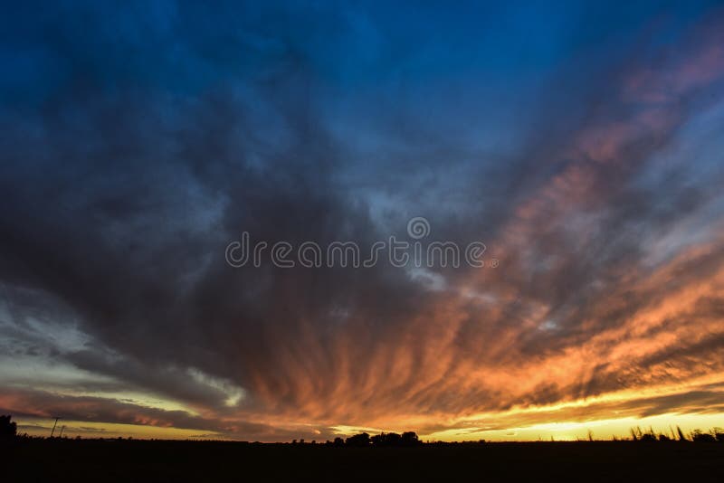 moinho de vento dentro a campo, às pôr do sol, pampas, Argentina