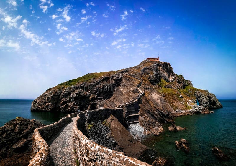 Paisagem cênico de San Juan de Gaztelugatxe, país Basque, Espanha imagem de stock Paisagem cênico de San Juan de Gaztelugatxe, país Basque, Espanha imagem de stock