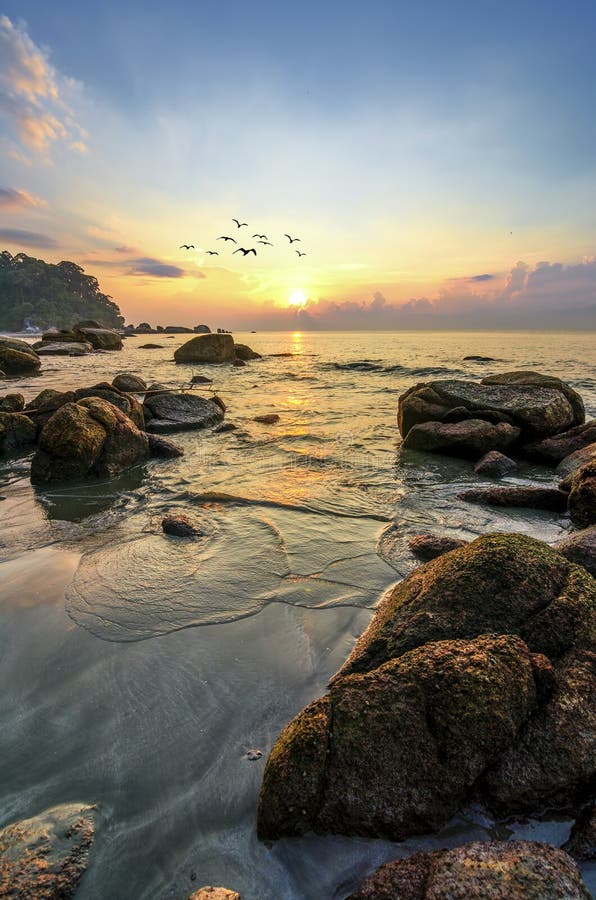 Paisagem da beleza com nascer do sol sobre o mar imagens de stock Paisagem da beleza com nascer do sol sobre o mar imagens de stock