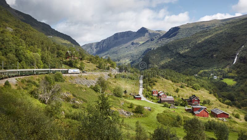 Paisagem da estrada de ferro de Flam Destaque norueguês do turismo Terra de Noruega
