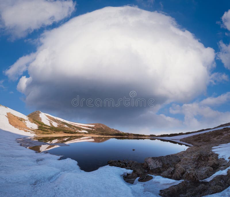 Paisagem da mola com um lago da montanha e uma nuvem fotografia de stock royalty free Paisagem da mola com um lago da montanha e uma nuvem fotografia de stock royalty free