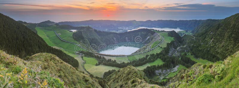 Paisagem da montanha com fuga de caminhada e vista de lagos bonitos, Ponta Delgada, Sao Miguel Island, Açores, Portugal imagens de stock royalty free Paisagem da montanha com fuga de caminhada e vista de lagos bonitos, Ponta Delgada, Sao Miguel Island, Açores, Portugal imagens de stock royalty free