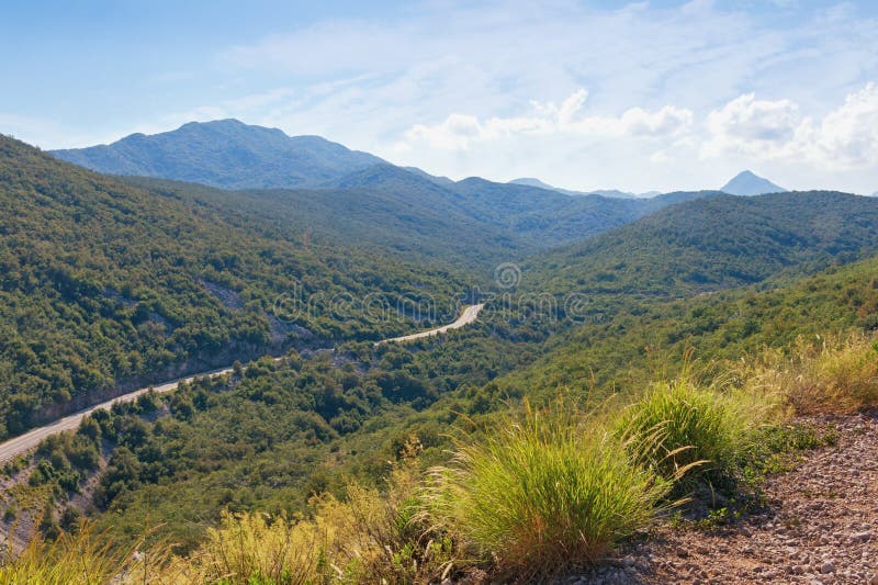 Paisagem da montanha do verão com estrada Cumes de Dinaric, Montenegro foto de stock Paisagem da montanha do verão com estrada Cumes de Dinaric, Montenegro foto de stock