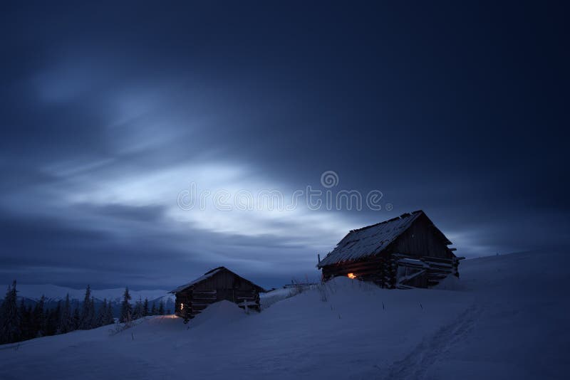 Paisagem da noite na aldeia da montanha imagem de stock Paisagem da noite na aldeia da montanha imagem de stock