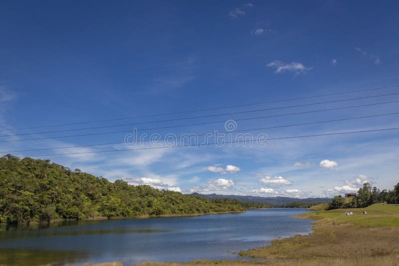 Paisagem da represa de Guatape em Antioquia - Colômbia foto de stock royalty free Paisagem da represa de Guatape em Antioquia - Colômbia foto de stock royalty free