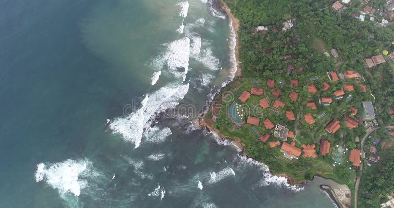 Paisagem da vila das ondas e dos pescadores de oceano