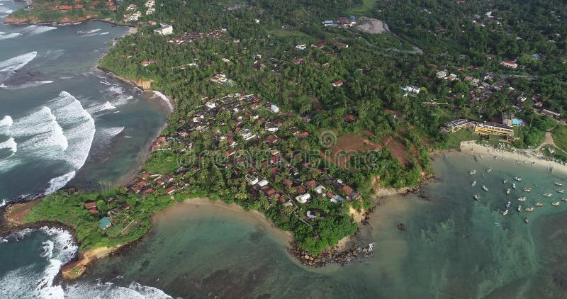 Paisagem da vila das ondas e dos pescadores de oceano