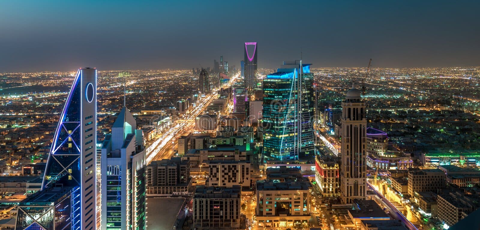 Paisagem de Arábia Saudita Riyadh na noite - centro do reino da torre de Riyadh - †de “skyline da torre do reino Riyadh - †do Paisagem de Arábia Saudita Riyadh na noite - centro do reino da torre de Riyadh - †de “skyline da torre do reino Riyadh - †do