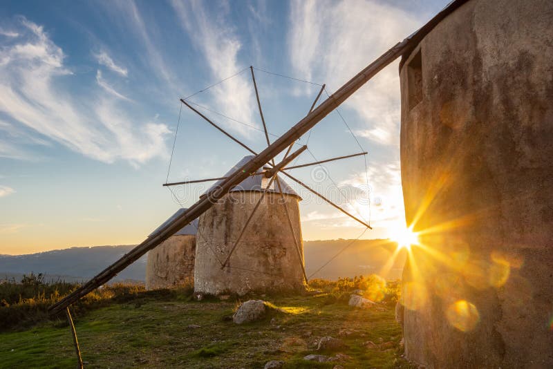 Moinho De Vento De Pedra Histórico Velho No Por Do Sol Em Portugal Foto de  Stock - Imagem de nave, montanha: 136457990