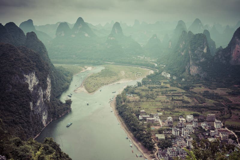 Paisagem de montanhas de Guilin, de Li River e de cársico Localizado próximo imagem de stock Paisagem de montanhas de Guilin, de Li River e de cársico Localizado próximo imagem de stock