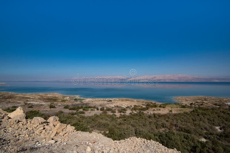 Paisagem de montanhas de Jordânia através do Mar Morto de Israel fotos de stock Paisagem de montanhas de Jordânia através do Mar Morto de Israel fotos de stock