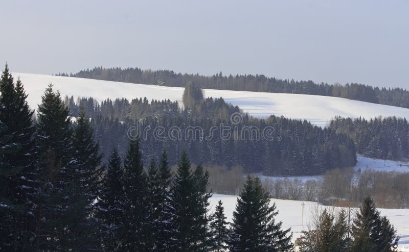Paisagem de montes snow-covered imagem de stock royalty free Paisagem de montes snow-covered imagem de stock royalty free