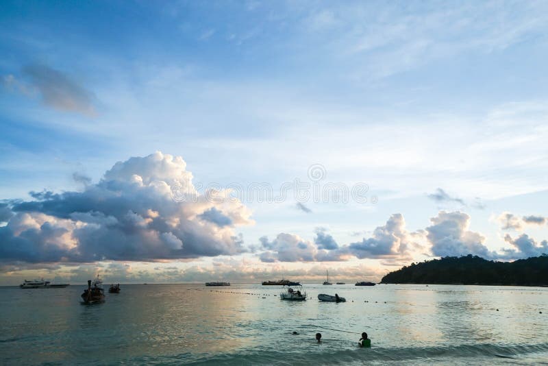 Paisagem de Sihouette do mar com barco e povos fotos de stock Paisagem de Sihouette do mar com barco e povos fotos de stock