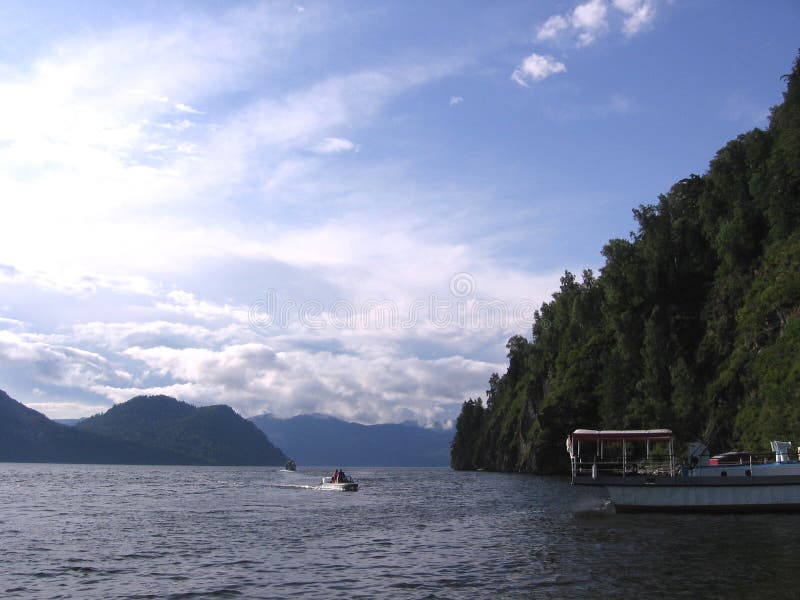 Paisagem do barco do barco de vela de Katun do rio de Altai da montanha. Entretenimento do turista da paisagem do barco do barco de vela de Katun do rio da montanha de Altai