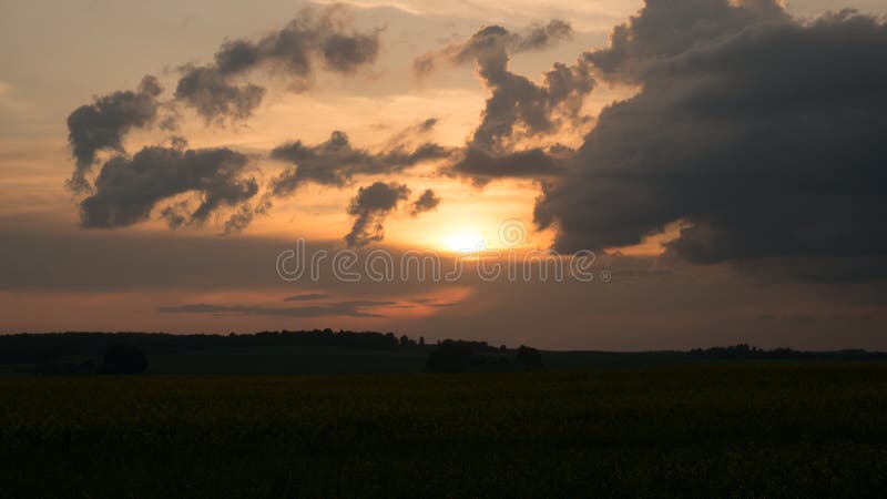 Paisagem do campo do por do sol com violação de florescência imagem de stock royalty free