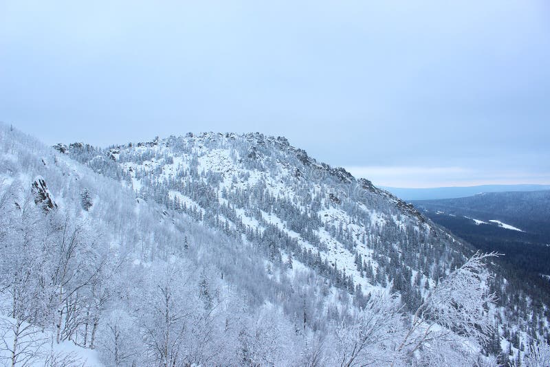 paisagem do inverno - uma montanha coberta na neve fotografia de stock paisagem do inverno - uma montanha coberta na neve fotografia de stock