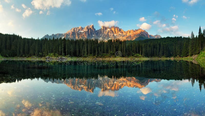 Paisagem do lago alps com montanha a mais forrest, Lago di Carezza - Dol