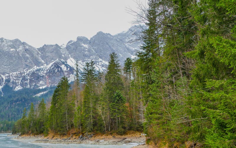 Paisagem do lago eibsee com floresta de abetos e montanhas zugspitze fotos de stock