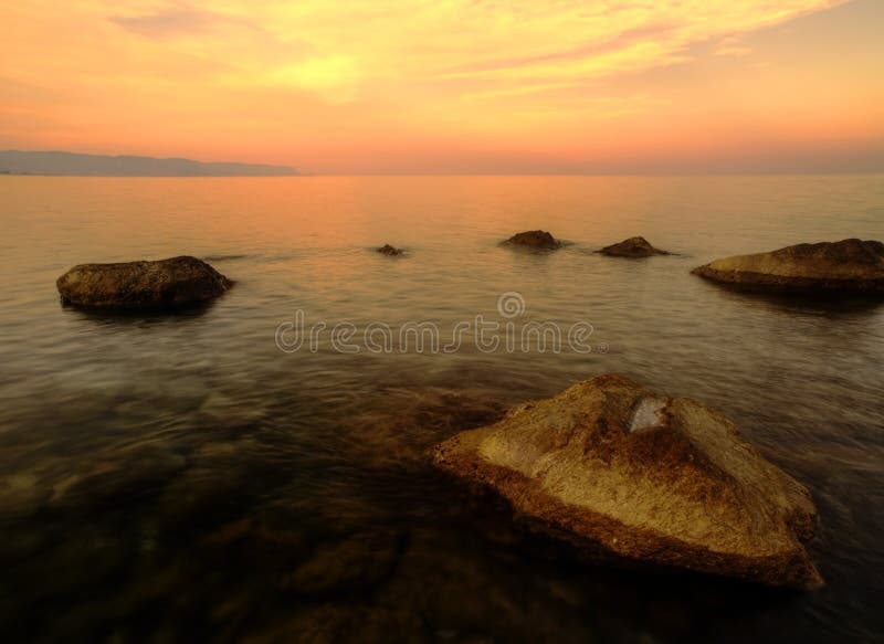 Paisagem do mar no por do sol imagens de stock royalty free Paisagem do mar no por do sol imagens de stock royalty free