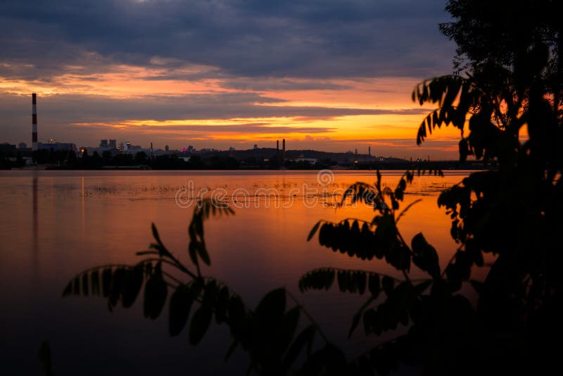 Paisagem do por do sol sobre o rio de Dnipro contra a arquitetura da cidade de Kyiv foto de stock Paisagem do por do sol sobre o rio de Dnipro contra a arquitetura da cidade de Kyiv foto de stock