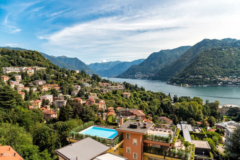 Paisagem do verão com lago Como e montanhas do acima da cidade de Como foto de stock Paisagem do verão com lago Como e montanhas do acima da cidade de Como foto de stock