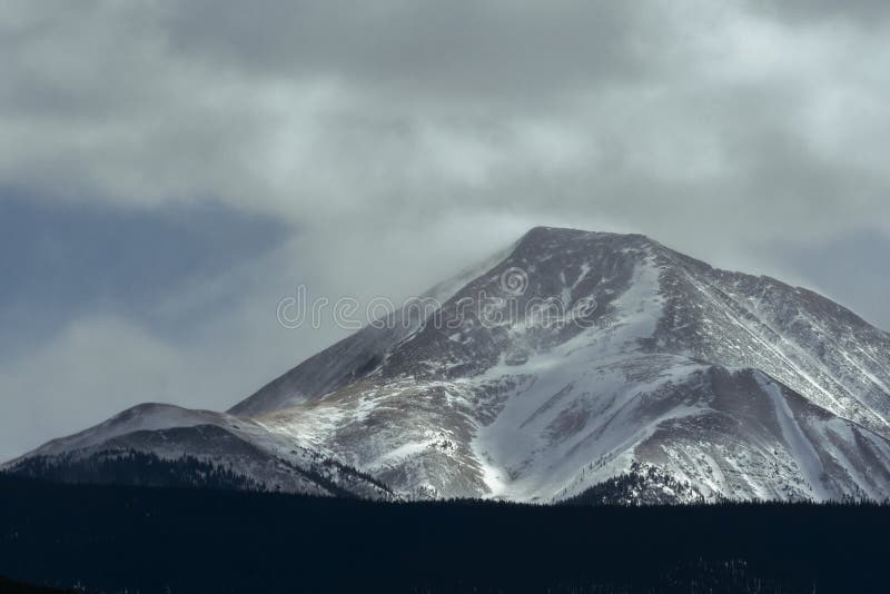 Paisagem dramática do inverno em Rocky Mountains em Colorado imagens de stock Paisagem dramática do inverno em Rocky Mountains em Colorado imagens de stock