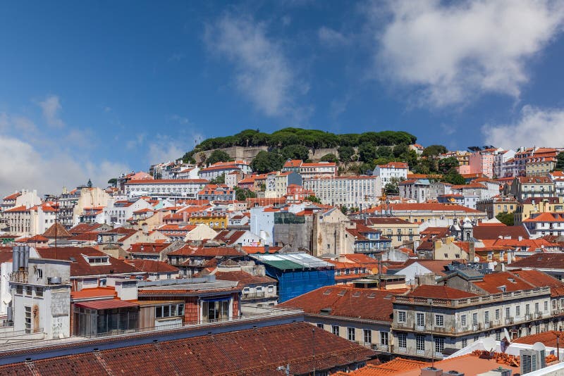 Paisagem e linha do horizonte de Lisboa, Portugal Castelo de Castelo de São Jorge, Saint ou St George, com telhados da Baixa, imagens de stock Paisagem e linha do horizonte de Lisboa, Portugal Castelo de Castelo de São Jorge, Saint ou St George, com telhados da Baixa, imagens de stock