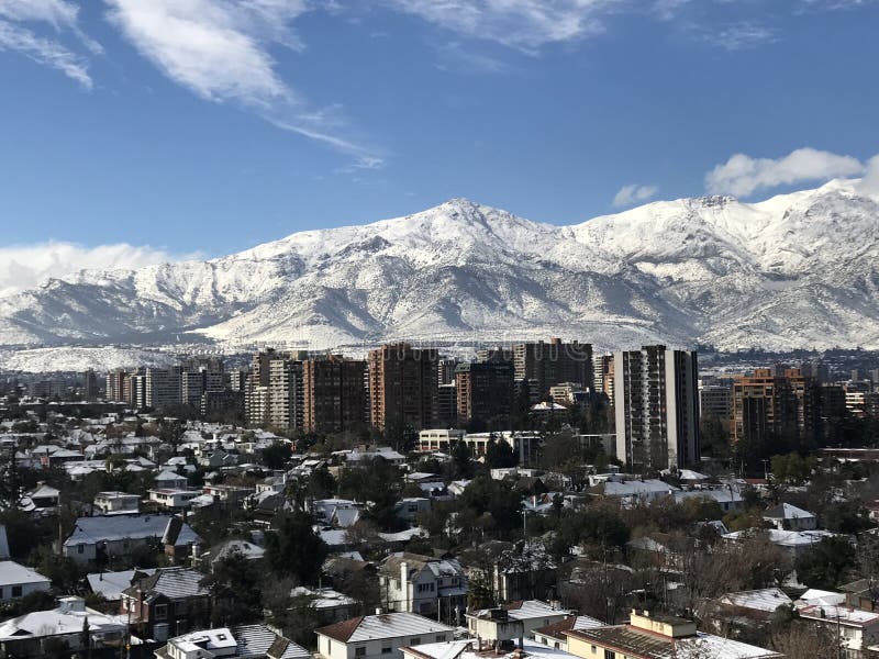 A paisagem e a neve caem no Santiago, o Chile fotografia de stock
