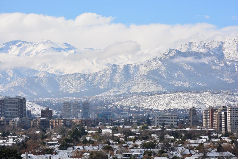 A paisagem e a neve caem no Santiago, o Chile foto de stock